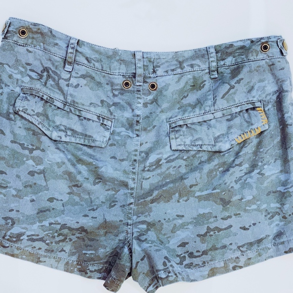 Pam & Gela Camo Short - Picture 3 of 3